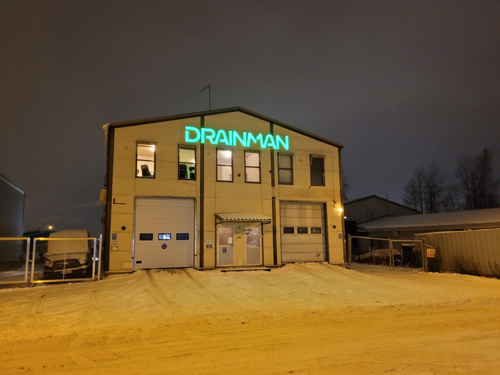 Viemärihuoltotyöt talvella - Drainmanin valoisa ja lämmin toimisto